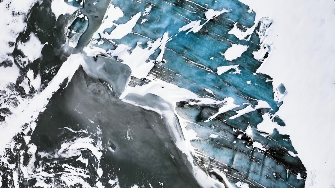 アイスランドのカラフルなパウダースノーの氷河の氷の空撮 - ドローン撮影