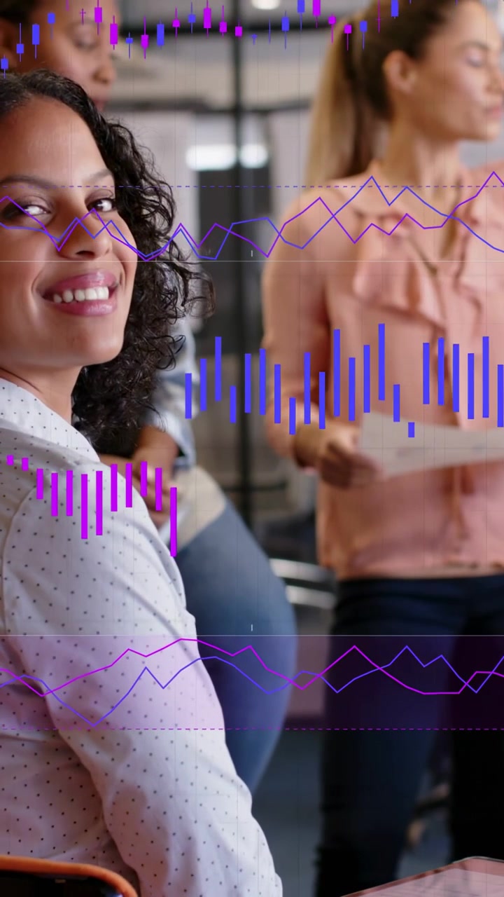 Líder sosteniendo un papel, la cámara paneando, una colega girándose sonriendo mientras gráficos con métricas de negocio se superponen sobre ella.