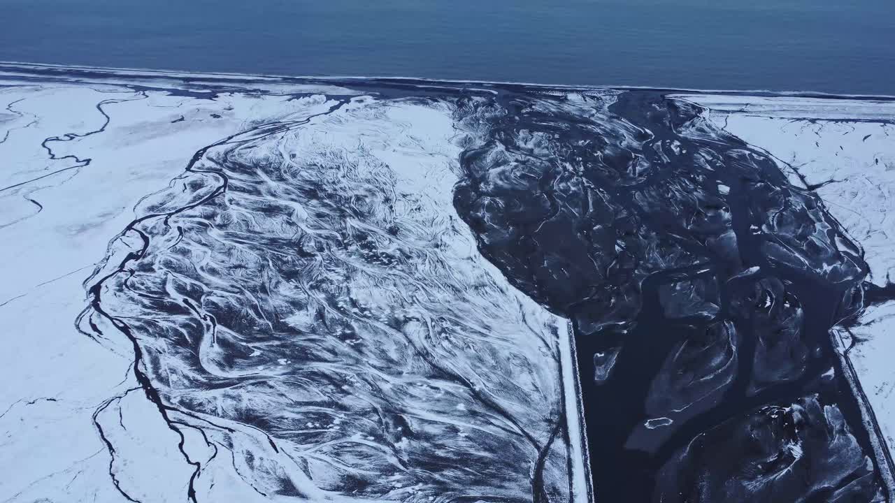 바다 근처 얼어붙은 강 하구