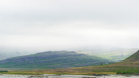 Schwenken-Sie-Rechts-Auf-Die-Schöne-Gegend-In-Der-Nähe-Des-Nebligen-Brjanslaekur-Landungsfährhafens