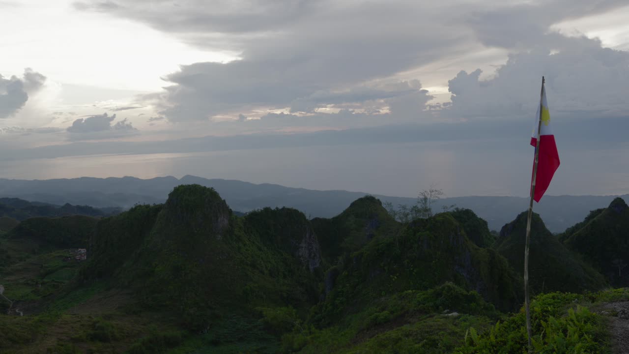 기둥 위 에 필리핀 국기 와 함께 경치 좋은 풍경
