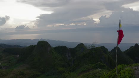 Vista-Panorámica-Del-Paisaje-Con-Bandera-Filipina-En-El-Poste