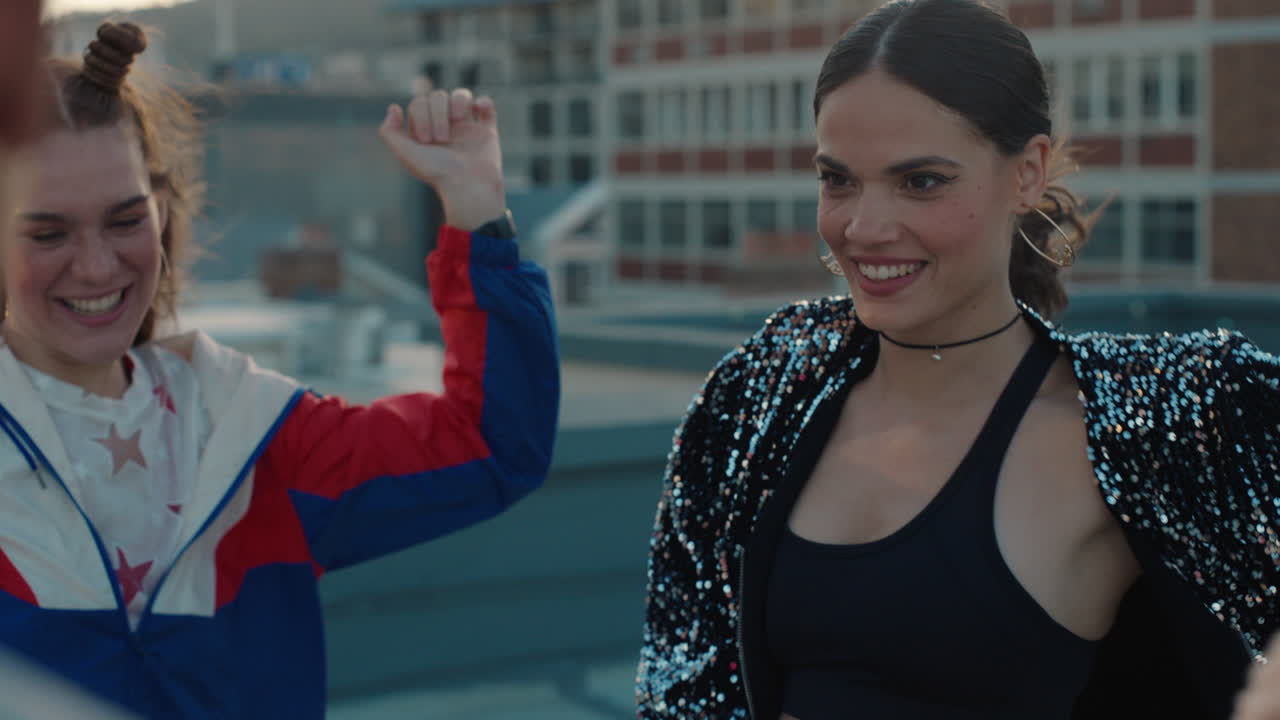 amigos bailando en la azotea divirtiéndose fiesta de baile al atardecer niñas disfrutando de una celebración loca al aire libre