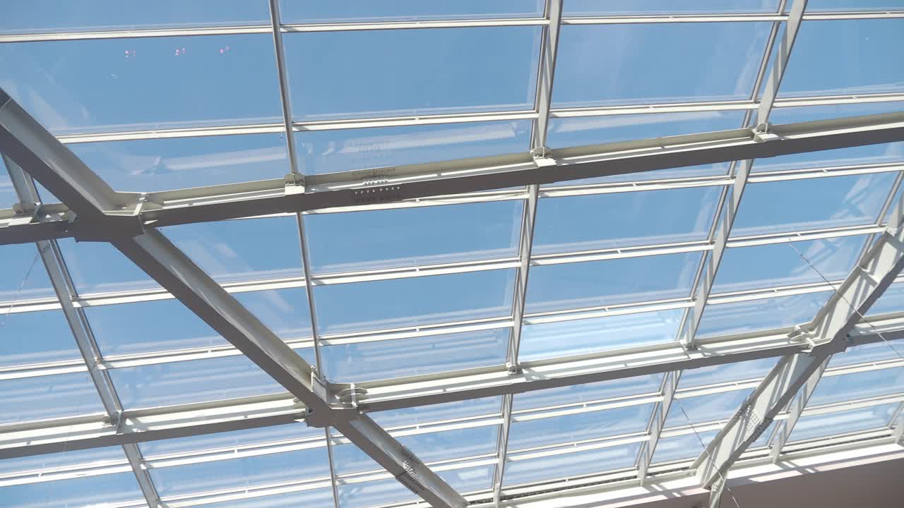 Tetto moderno in vetro architettonico con cielo blu sullo sfondo