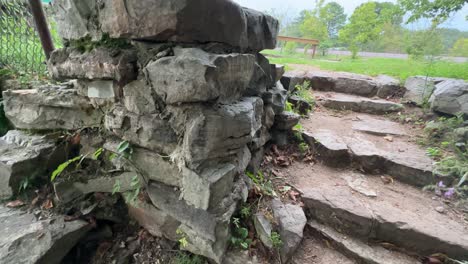 acercándose a la pasarela de piedras en una caminata en el parque