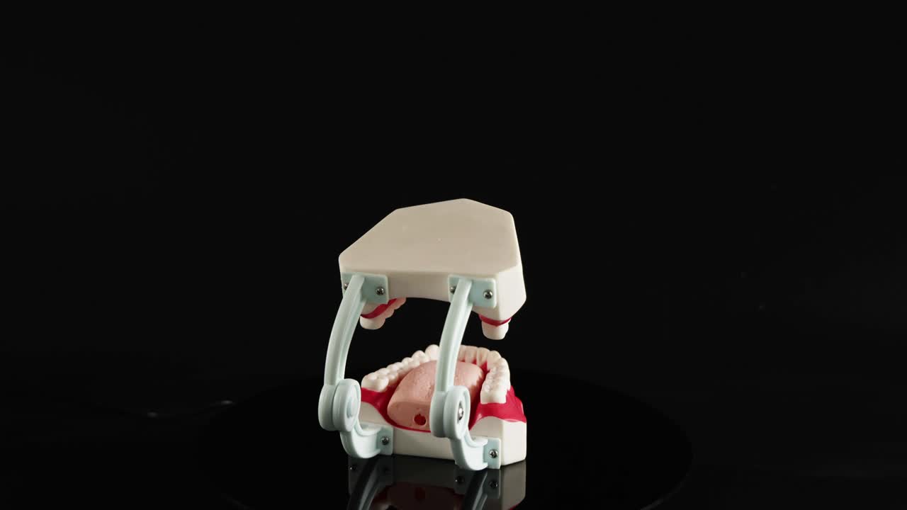 장난감 치아가 표면에서 걱거리고 회전하는 것