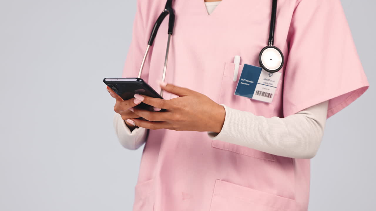 Doctor, manos de enfermera y teléfono para redes sociales