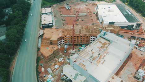 imágenes de drones de un sitio de construcción activo cerca del tráfico que se aproxima