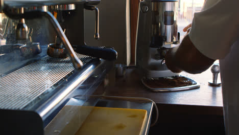 chef masculino usando un filtro portátil en una panadería 4k