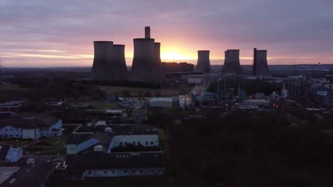 fiddlers ferry central eléctrica alimentada con carbón en desuso con el horizonte del amanecer detrás de un punto de referencia, vista aérea descendente