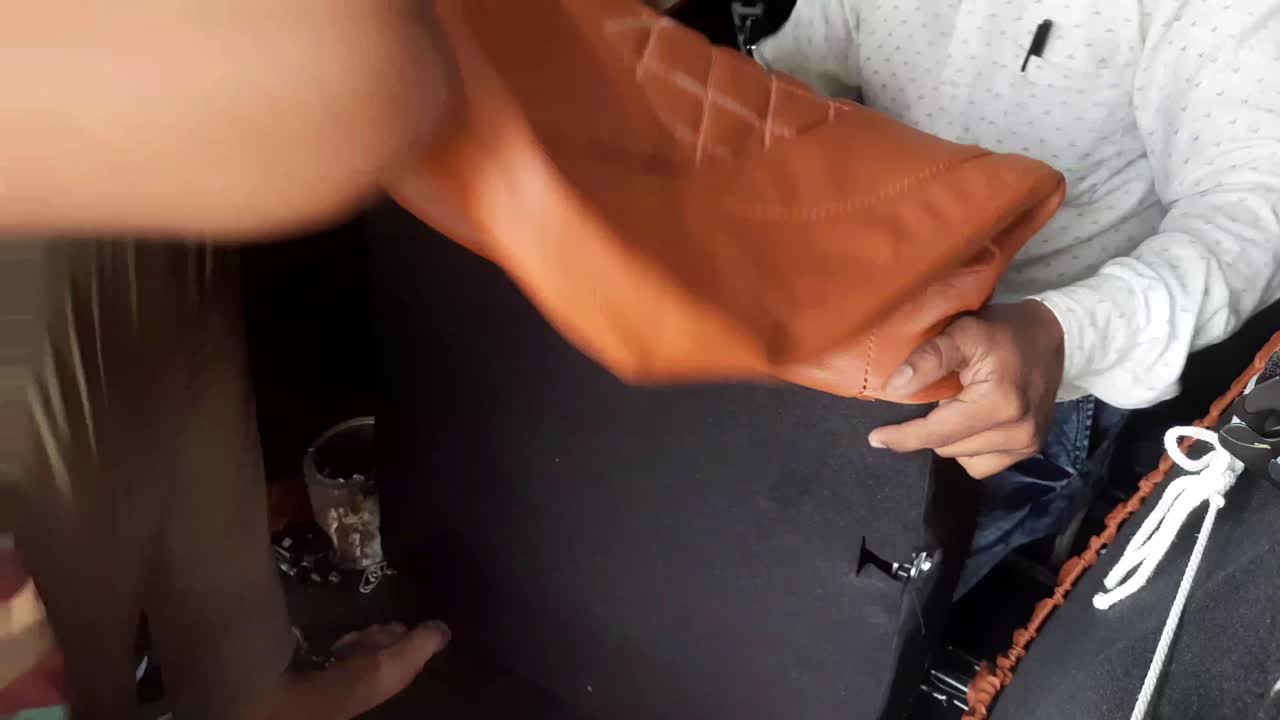 un trabajo de instalación o uso de una funda de asiento de coche de cuero marrón en la tienda