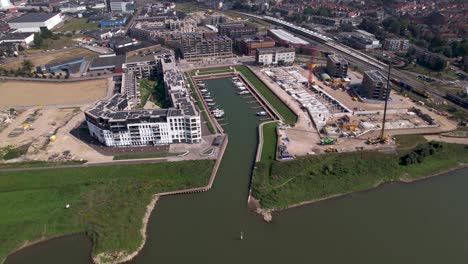 descripción aérea de los proyectos de construcción de apartamentos de lujo en el barrio de noorderhaven en la orilla del río ijssel