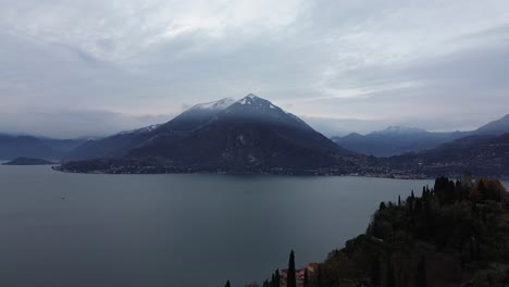 Este-Es-Quizás-Un-Día-Nublado-Feo,-Porque-Es-Gris,-Triste-Y-Nostálgico,-Pero-Cuenta-Muchas-Historias-Con-Agua,-Cielo-Y-Movimientos-De-Drones.