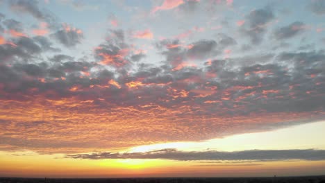 increíble vista de las nubes rojas al atardecer