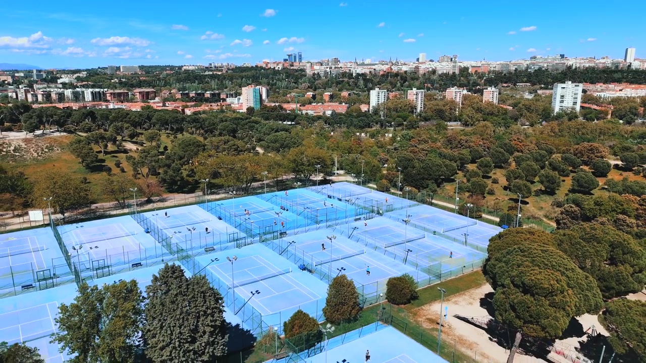 Vista aerea di campi da tennis attivi con giocatori nel complesso di Madrid