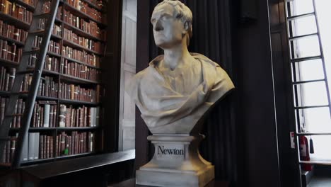 Newton-Büste-Statue-In-Der-Alten-Bibliothek-Im-Dublin-Trinity-College