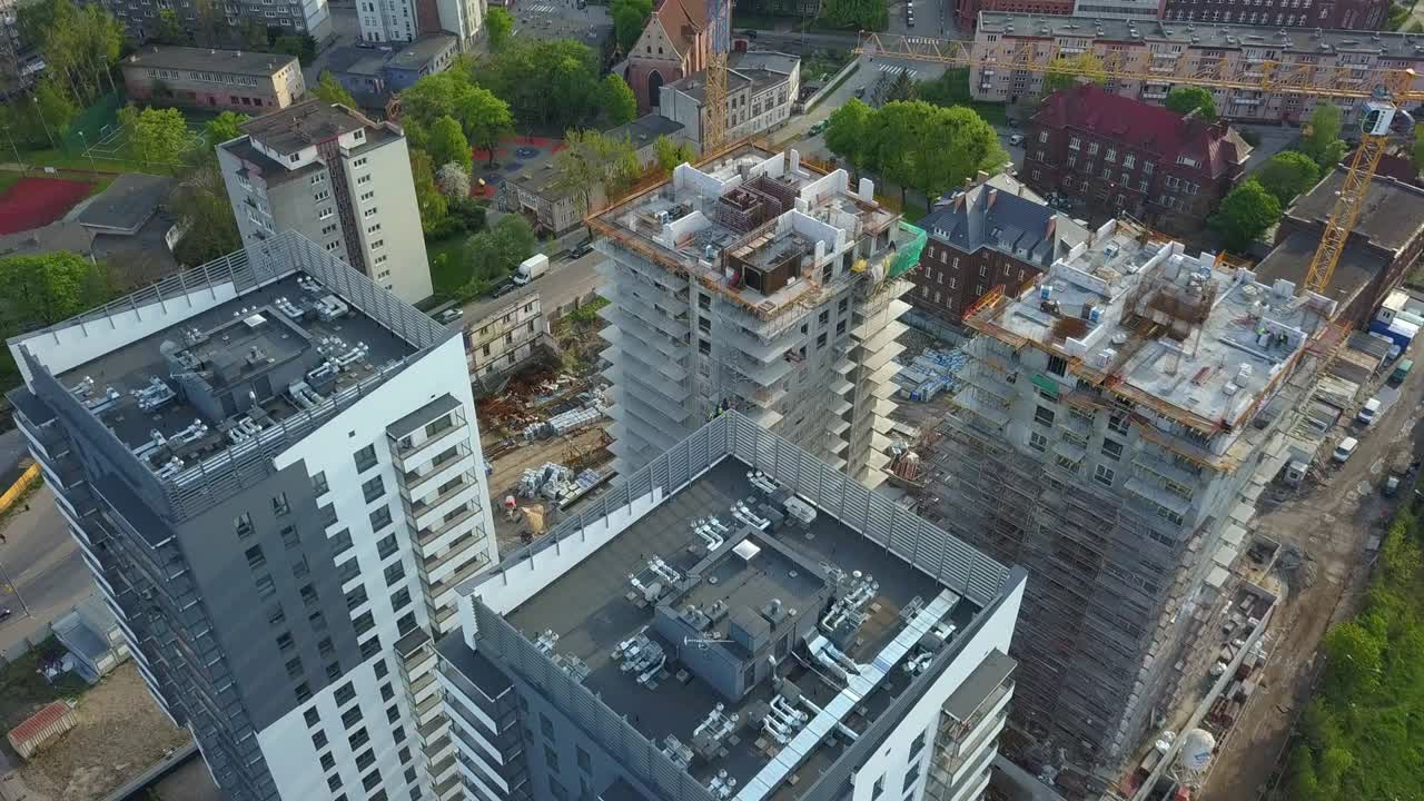 건설 중인 고층 주거 블록의 공중