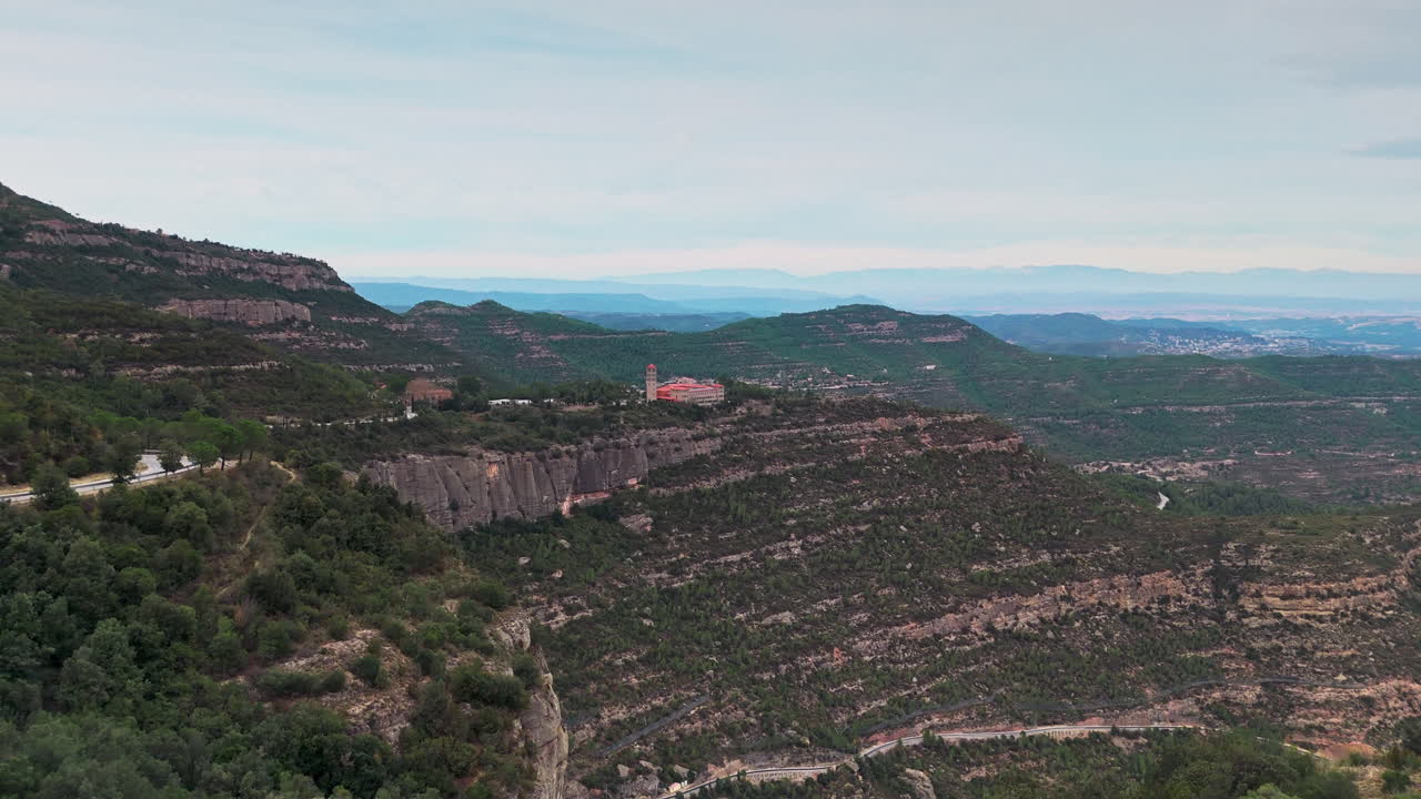 un avión no tripulado revela una toma deslizándose sobre los acantilados verdes de montserrat en un día tranquilo y nublado.