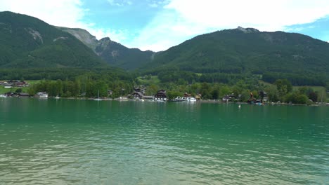 pequeñas casas construidas cerca del lago wolfgang