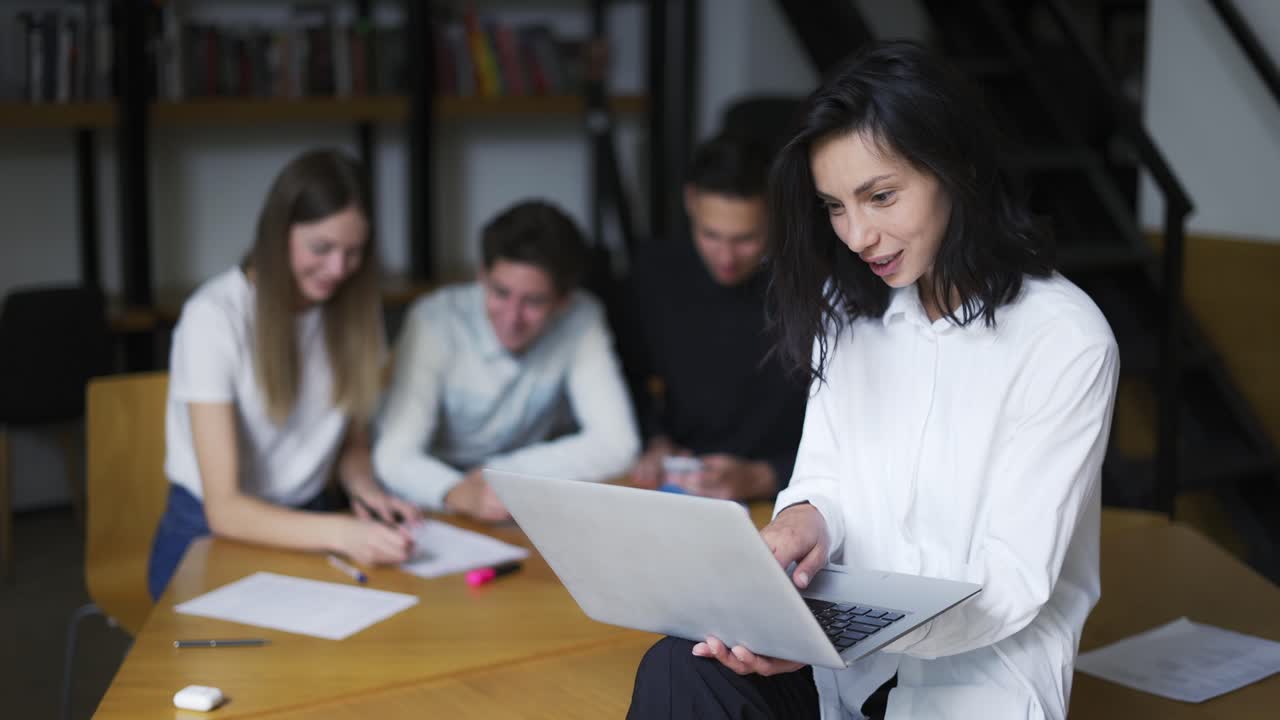retrato de mujer sonriente estudiante de negocios profesor de ciencias posando en el escritorio de la biblioteca ordenador portátil lugar de trabajo. mujer feliz en preparar el examen