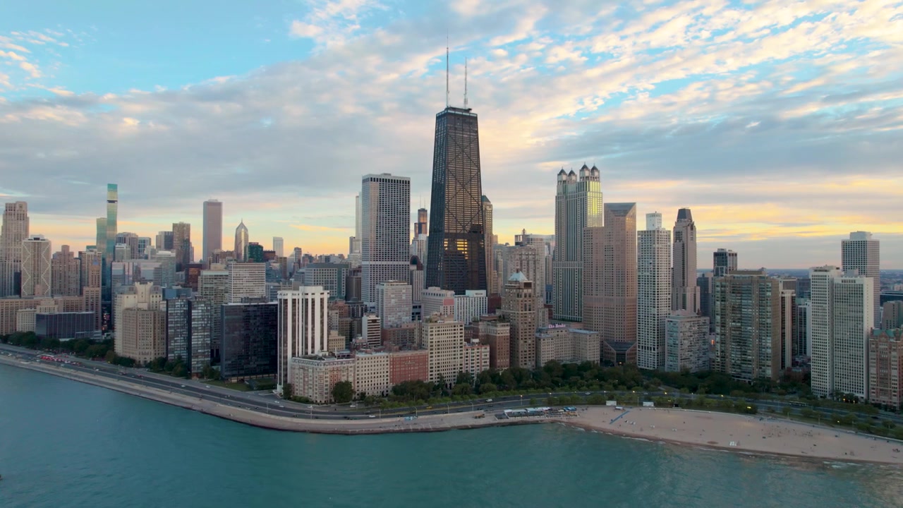 Vista aerea dello skyline di Chicago dal Lago Michigan al tramonto