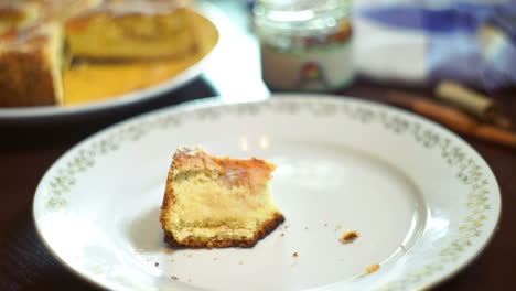 Comiendo-Tarta-De-Manzana-Recién-Horneada.-Hombre-Comiendo-Pedazo-De-Pastel-En-El-Restaurante