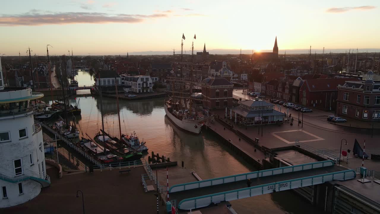 Luchtfoto van zeilschip Bark Europa met brug bij zonsopgang in de haven van Harlingen, Friesland, Nederland