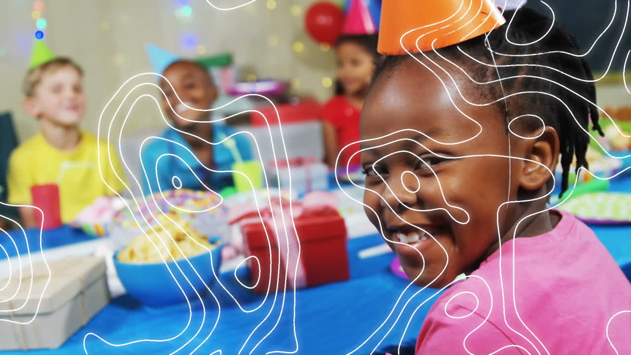 animación de líneas blancas sobre diversos niños con sombreros de fiesta en una fiesta de cumpleaños