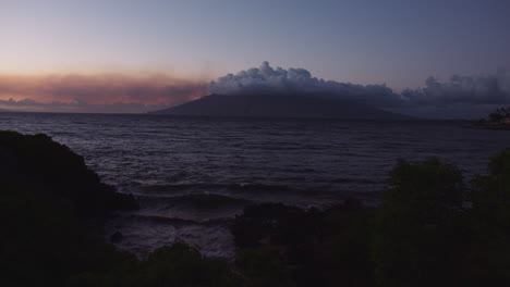 Raue-Wellen-Am-Strand-Von-Wailea-Während-Der-Abenddämmerung-In-Maui-County,-Hawaii,-Vereinigte-Staaten