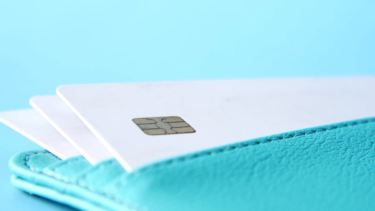 primer plano de tarjetas de crédito en una billetera azul azul