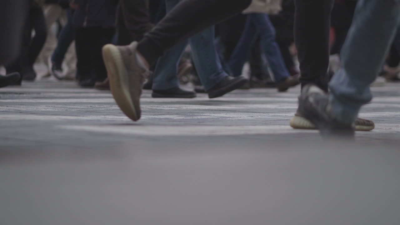 Pedoni che attraversano una strada trafficata della città