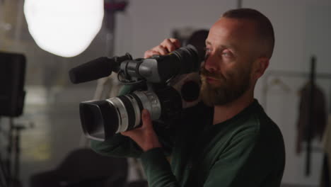 regista femminile e troupe cinematografiche che si preparano a girare una scena cinematografica o video in studio