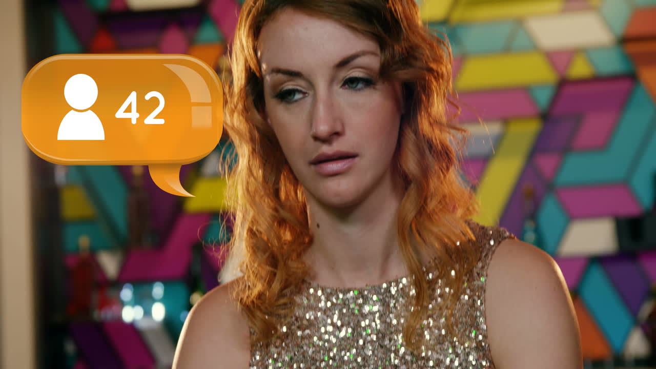 рыжеволосая женщина проверяет свой телефон, ожидая своего свидания 4k