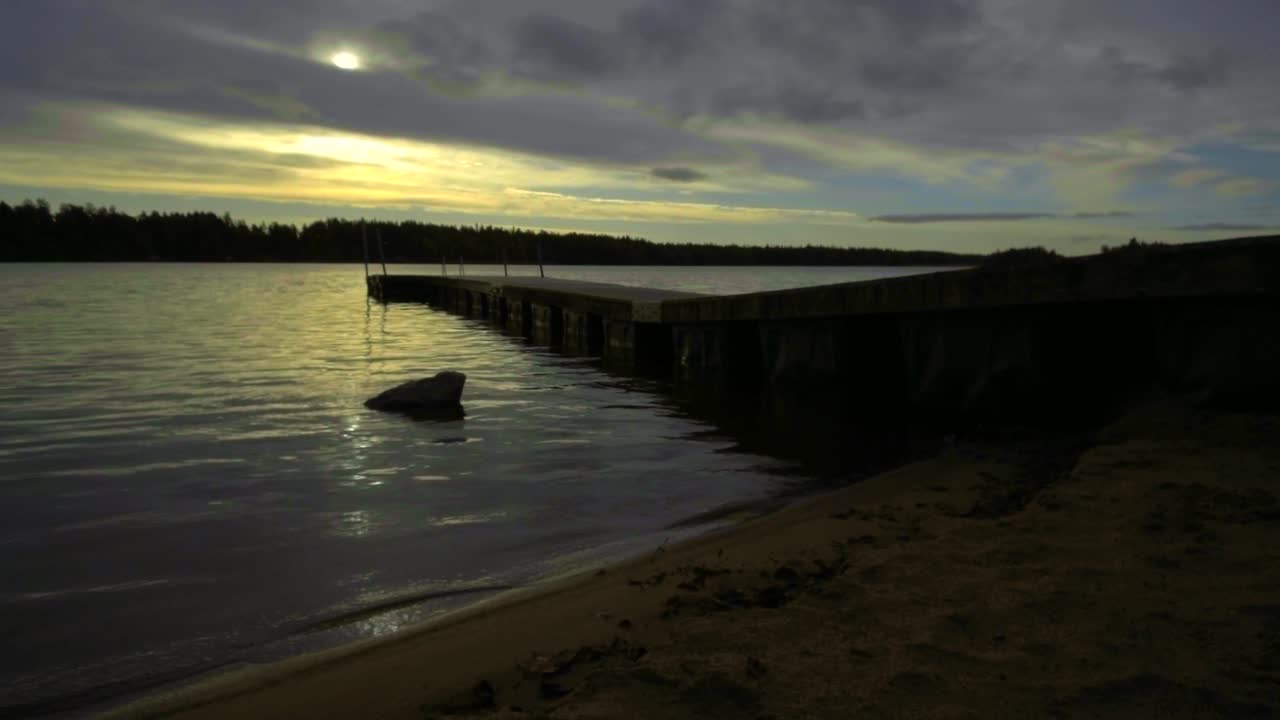 таймлапс пляжа и солнца за тяжелыми облаками, депрессивное настроение