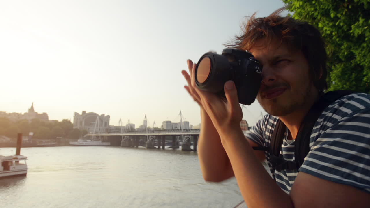 Fotografo di viaggio turista che fotografa la città di Londra al tramonto