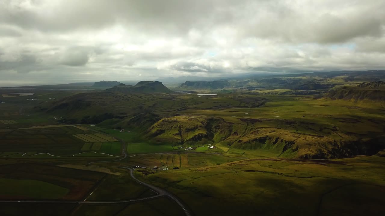 vista aérea del paisaje de las praderas montañosas de islandia, en un día nublado