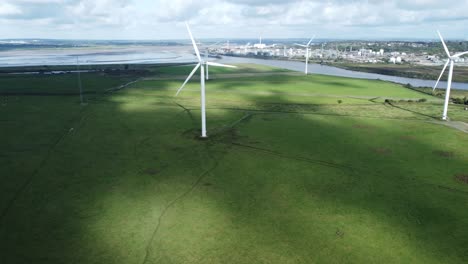 Vista-Aérea-Volando-Alrededor-De-Energías-Renovables-Aerogeneradores-De-Parques-Eólicos-Girando-En-La-Campiña-Británica-Pan-Izquierda