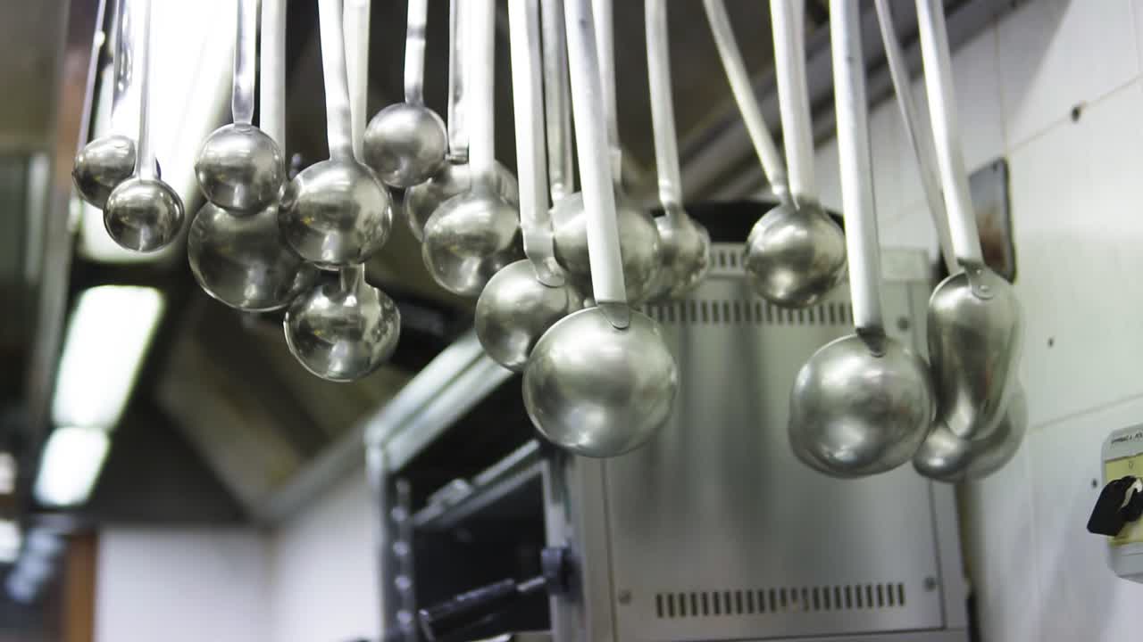 cucharones de plata colgados en la cocina