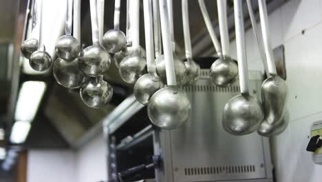 cucharones de plata colgados en la cocina