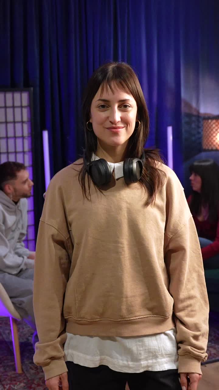 Giovane donna indossa le cuffie e sorride felice