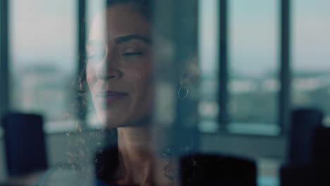 mujer de negocios independiente mirando por la ventana orgullosa directora general planificando con anticipación pensando en ideas para la futura estrategia de inversión gerente corporativo disfrutando de la carrera de liderazgo en la oficina