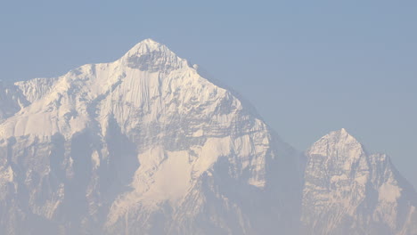 el pico cubierto de nieve de casi 7000 m de altura de nilgiri al norte en el borde oriental del mustang superior