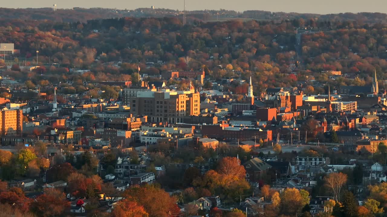 ciudad americana durante la puesta de sol de otoño