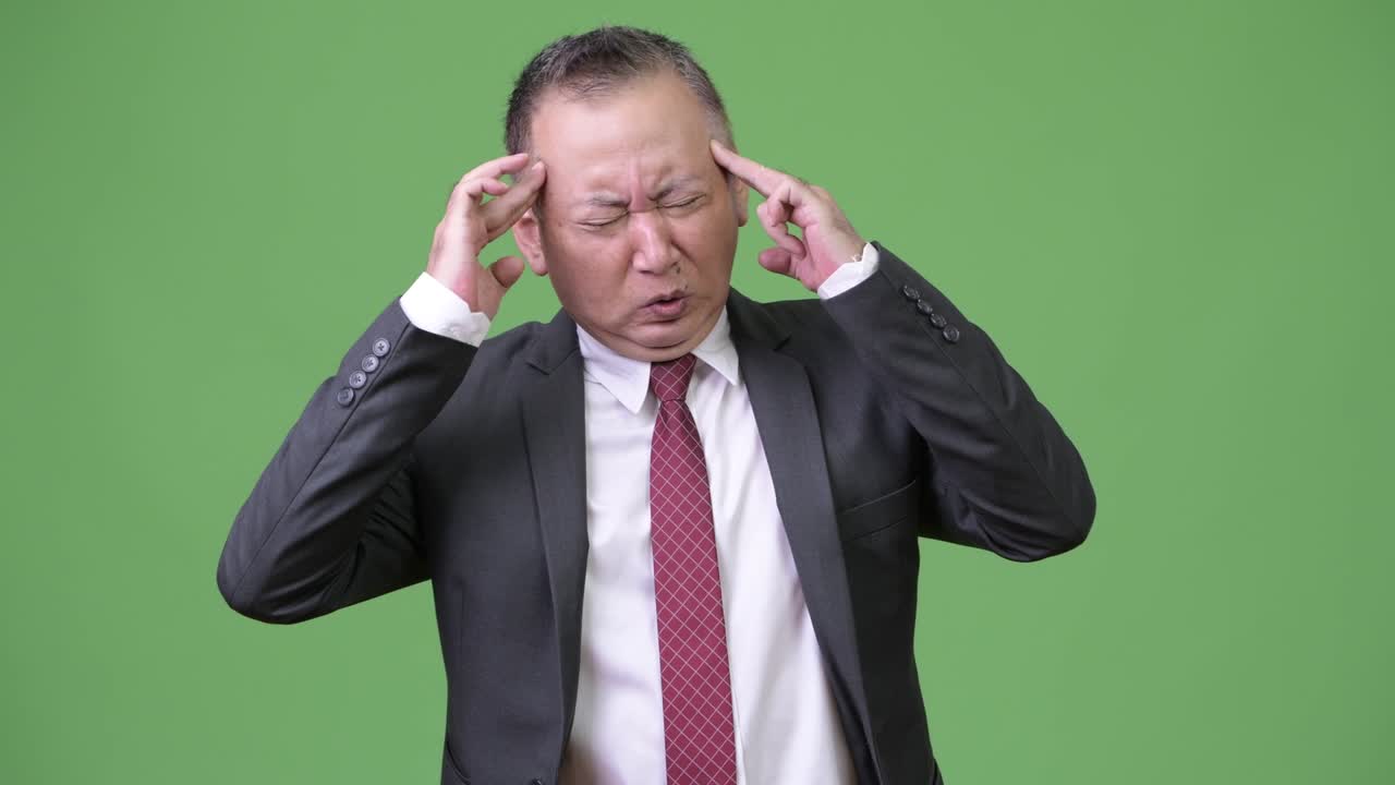 두통 을 고 있는 성숙 한 일본인 사업가