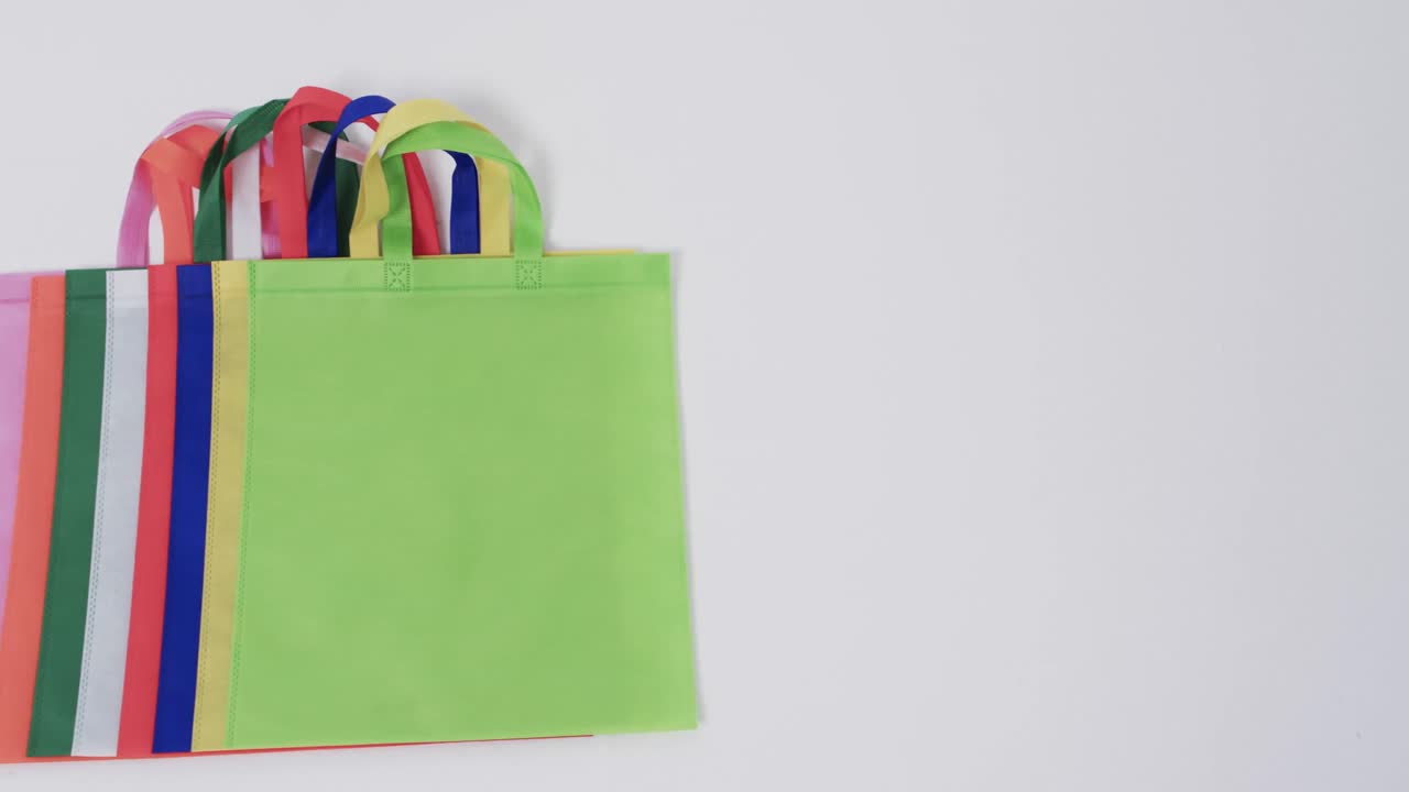 vídeo de bolsas de lienzo multicolores con espacio de copia sobre fondo blanco