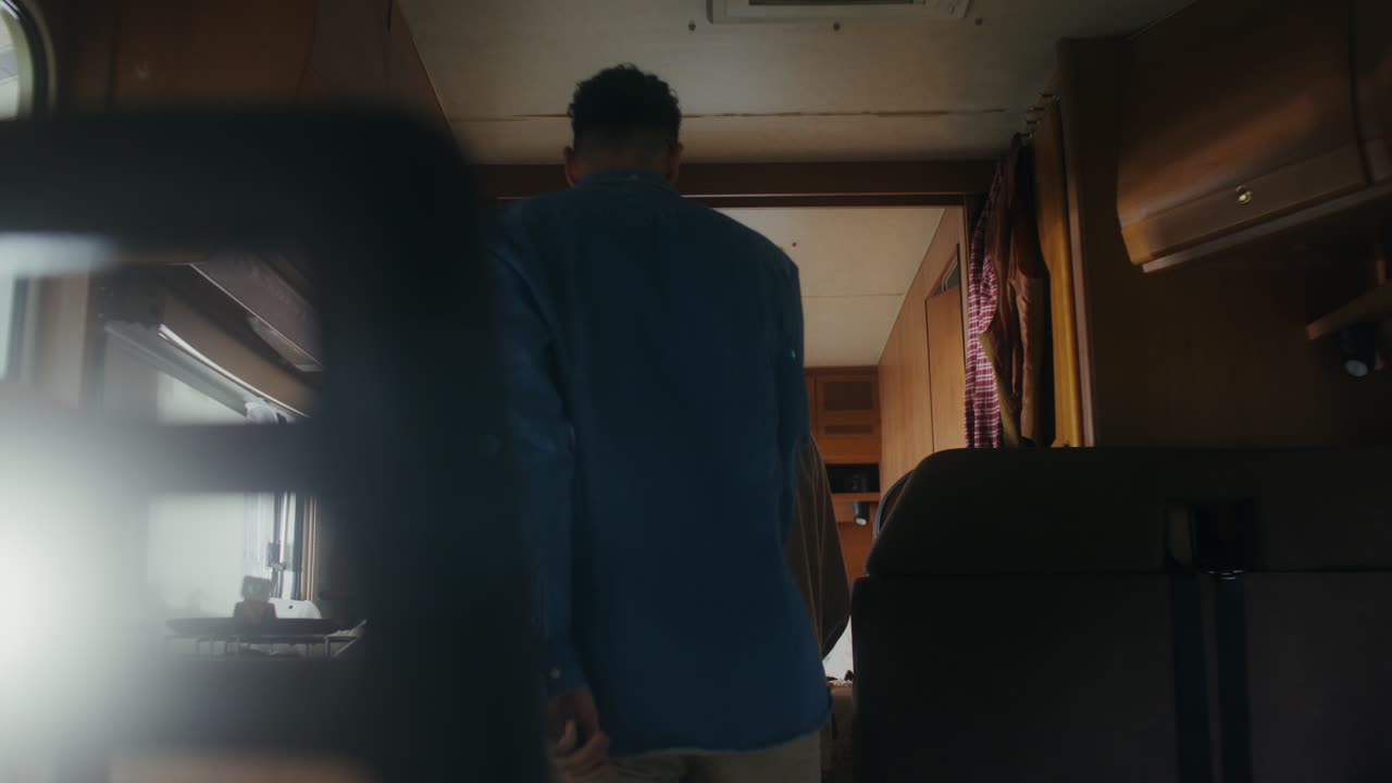 Coppia all'interno di un camper