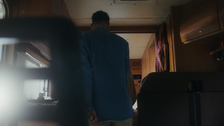 Coppia all'interno di un camper