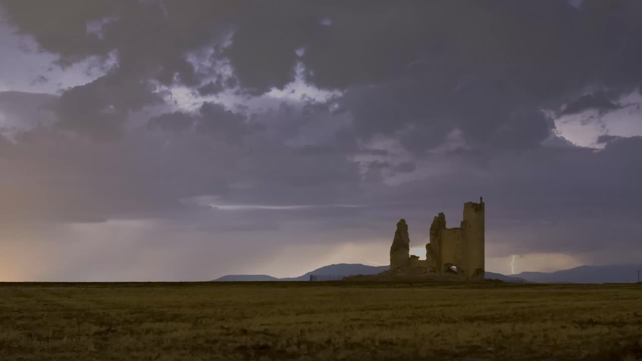 ruinas del castillo contra el cielo tormentoso