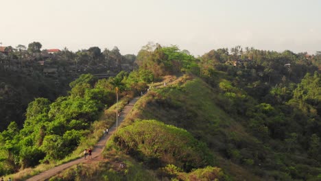 El-Paseo-De-La-Cresta-Cerca-De-Ubud-Durante-La-Puesta-De-Sol