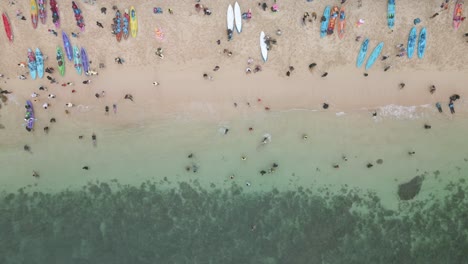 La-Gente-Disfruta-De-La-Playa-De-Sadranan-En-Indonesia,-Vista-Aérea-De-Drones